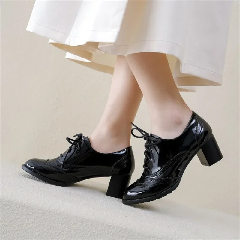 جلد براءة اختراع كعب عالي الكع - مراجعة Patent Leather Oxford وسعره